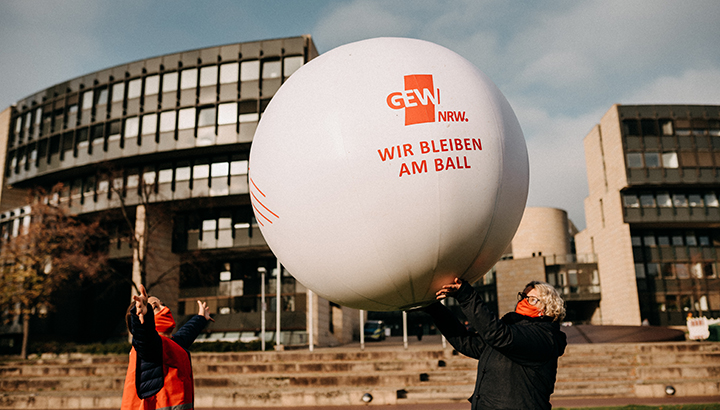 Maike Finnern, Vorsitzende der GEW NRW, und Ayla Celik, stellvertretende Vorsitzende der GEW NRW, bei der JA13-Aktion vor dem Düsseldorfer Landtag am 11. November 2020. Foto: Alena Matveyenka